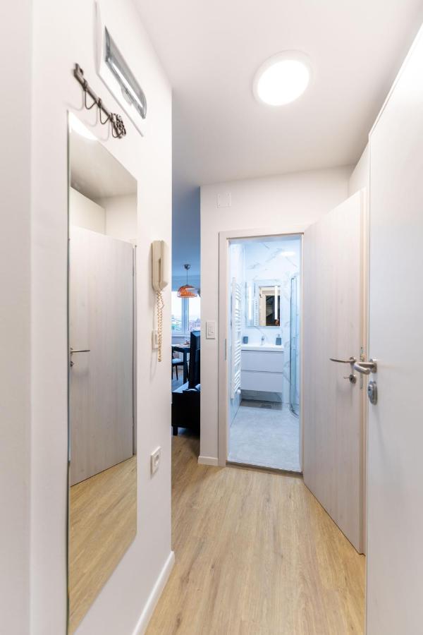 Elegant Tour As Studio Gilly With Open Views And A Balcony In The Center 류블랴나 외부 사진