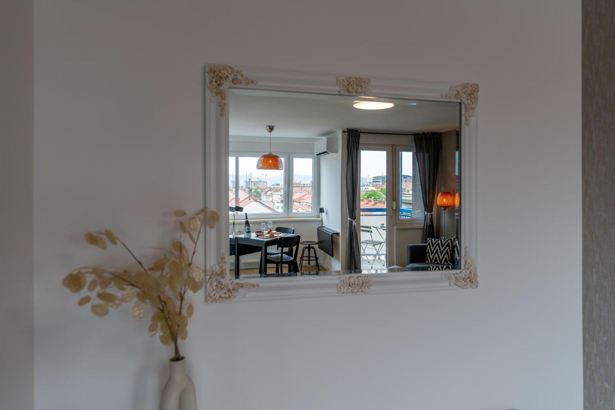 Elegant Tour As Studio Gilly With Open Views And A Balcony In The Center 류블랴나 외부 사진